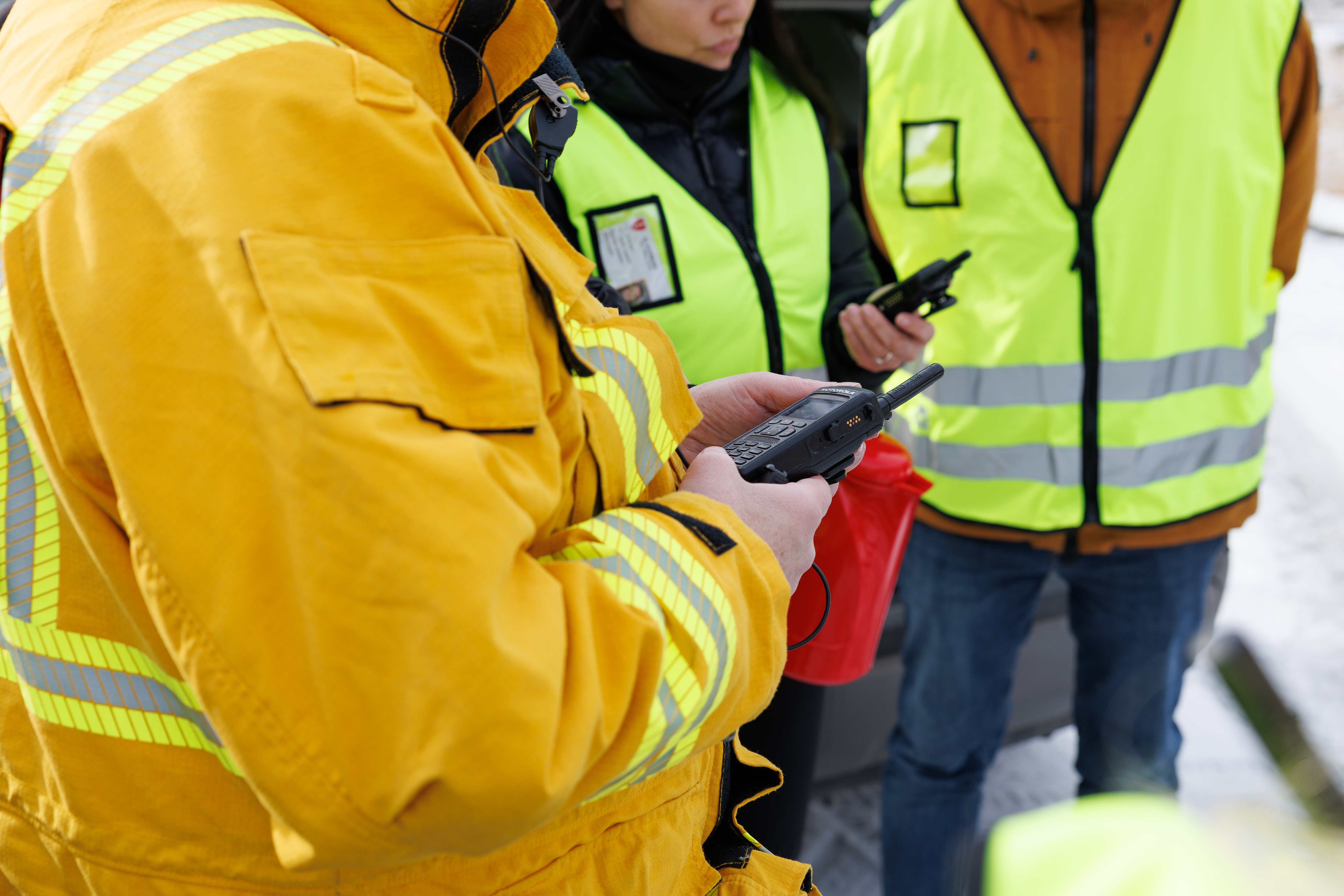 Redningsmannskap med nødtelefon i hånda