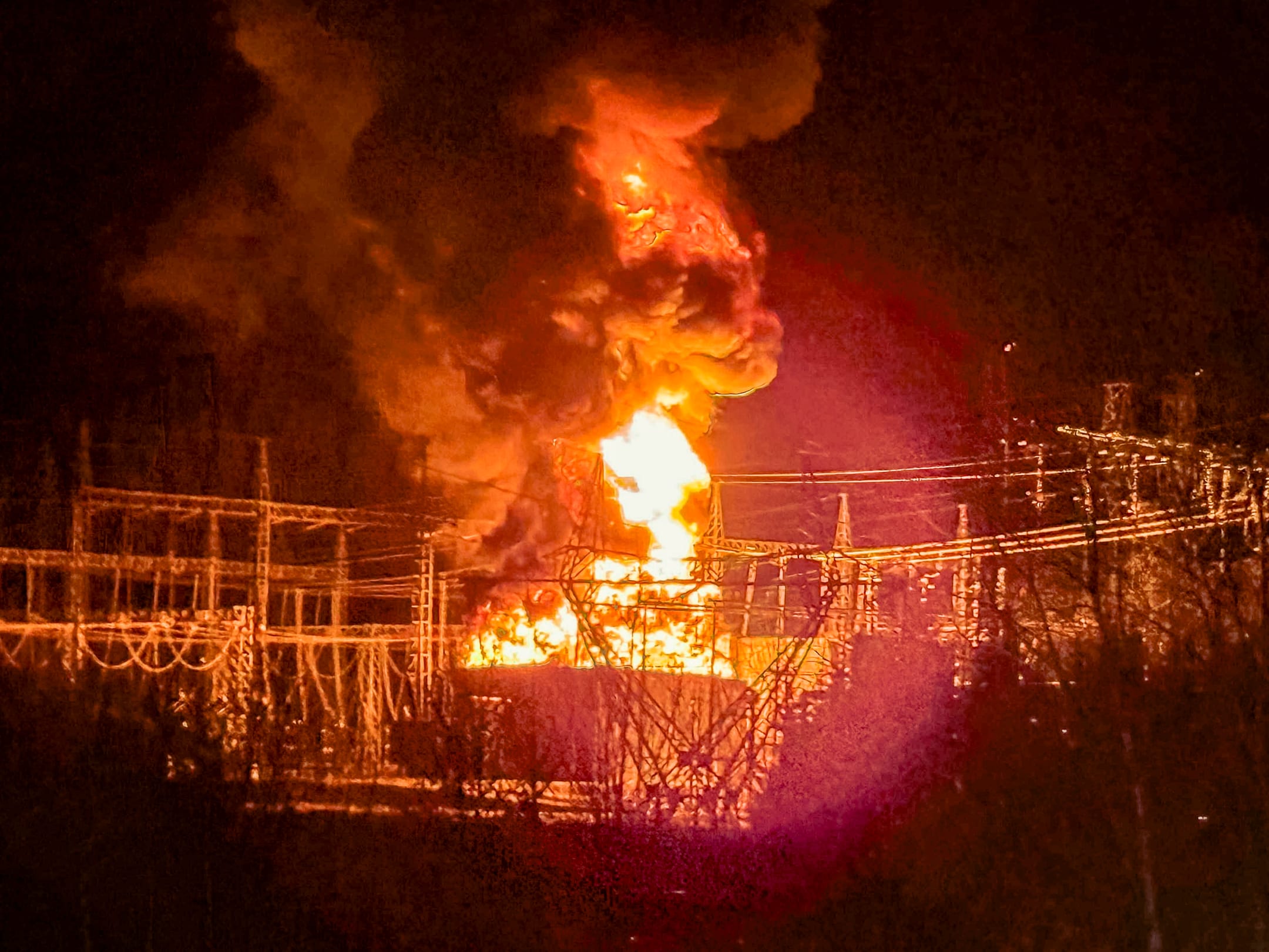 Foto av brann i trafostasjon på Kleivi.