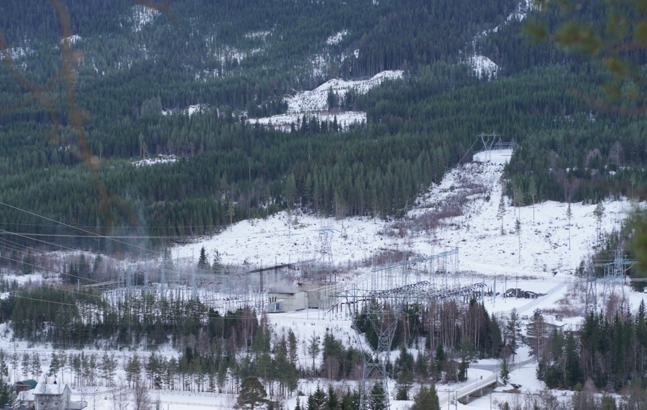 Oversiktsfoto av trafostasjonen på Kleivi. Røykutvikling uten synlige flammer.