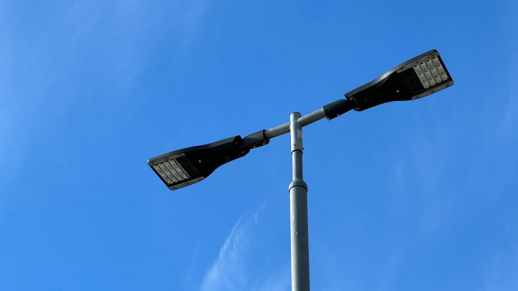 Mørkt gatelys mot blå himmel. Bilde.